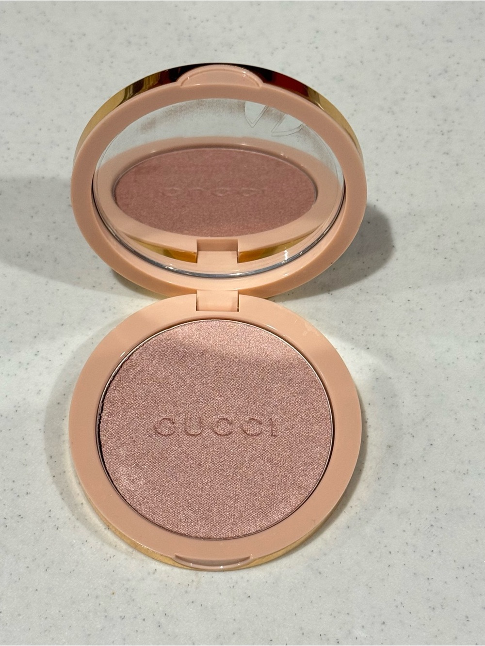 Gucci Glow Highlighter 04 Opal Pink, Imperfect